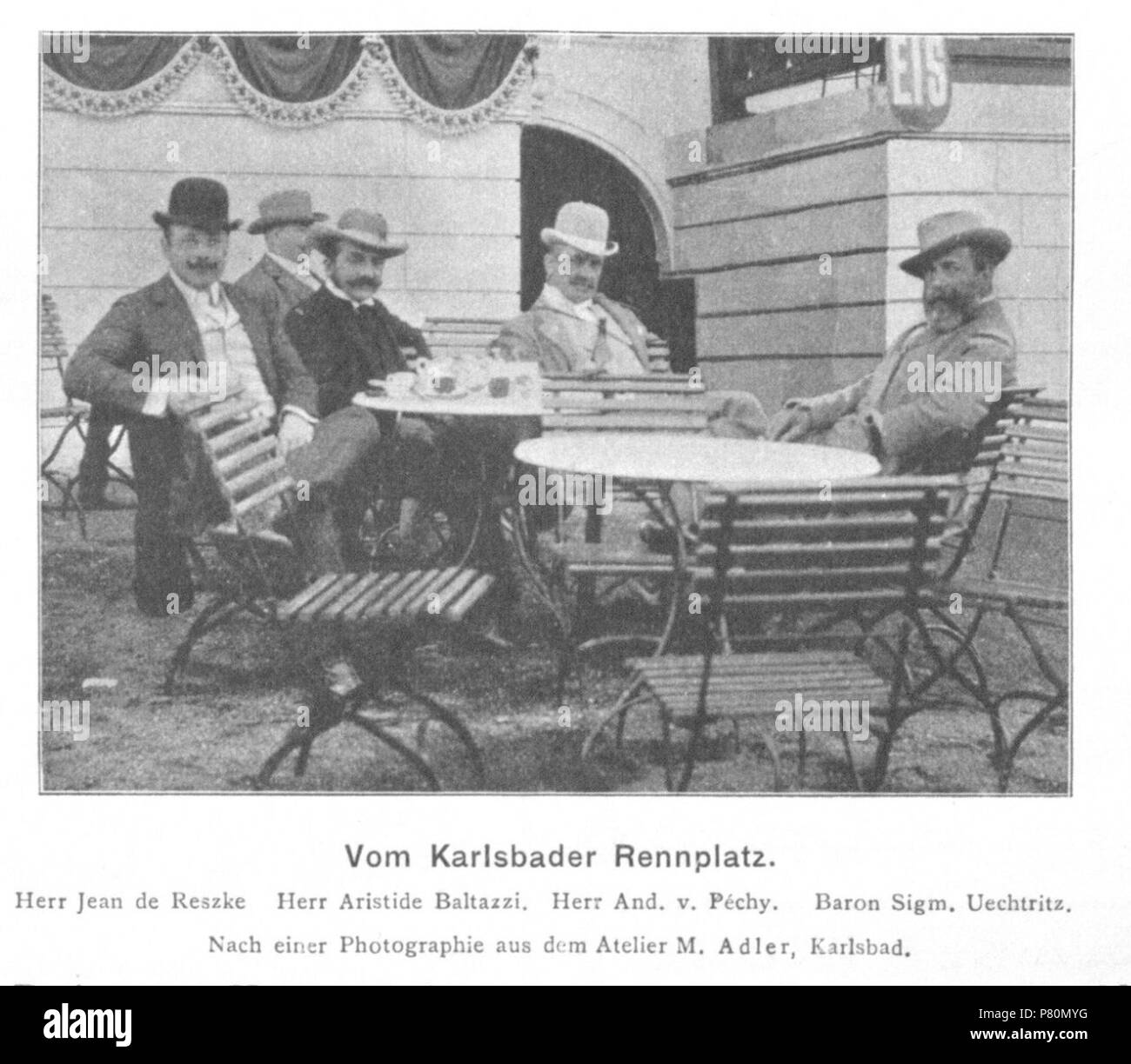 Inglese: cantante lirico Jean de Reszke, cavallo Cavaliere e allevatore Aristides Baltazzi, Andor von Péchy e imprenditore Sigmund von Uechtritz-Fuga a Horse Racing via a Karlovy Vary (Karlsbad), Boemia. 27 Luglio 1901 330 Reszke Baltazzi Pechy Uechtritz 1901 Adler Foto Stock