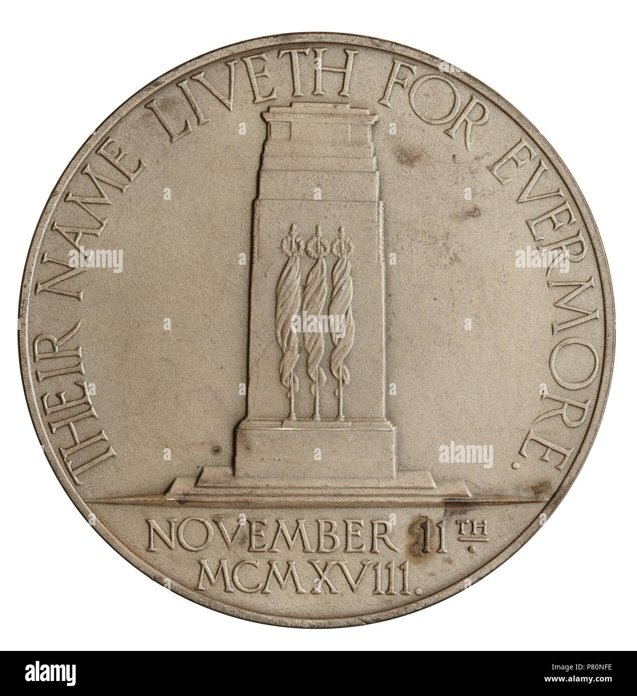 Inglese: inverso di armistizio Day Memorial Medal (1928) da Charles Leighfield Domain. Mostra il Cenotafio con tre bandiere arrotolata su pali. La circolare iscrizione recita: il loro nome vive per sempre. In fondo: novembre 11th / MCMXVIII. 1928 332 inverso di armistizio Day Memorial Medal 1928 Foto Stock
