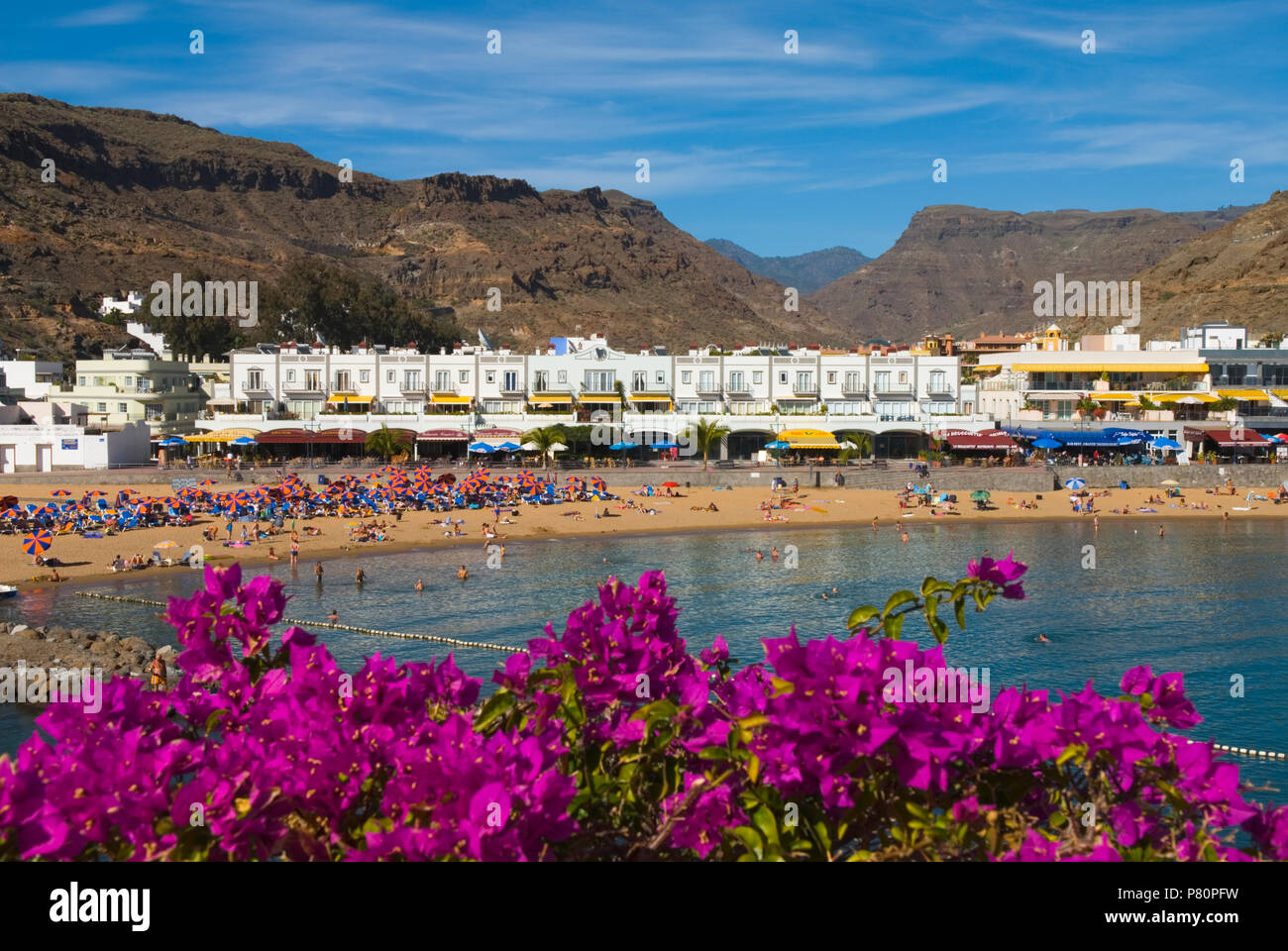 La spiaggia e le montagne interne di Puerto de Mogan Foto Stock