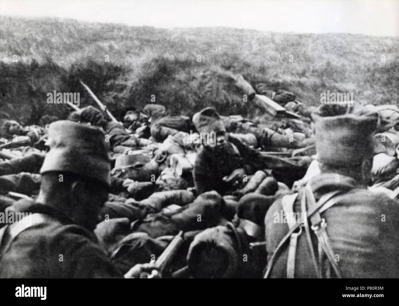 Nederlands: 'Eerste Wereldoorlog . Heldhaftige zwarte soldaten uit Senegal verwikkeld in een bloedige strijd.1915, plaats onbekend [waarschijnlijk aan het Westelijk anteriore]." inglese: Prima Guerra Mondiale. I soldati provenienti dal Senegal nelle trincee, 1915. Luogo sconosciuto, probabilmente sul fronte occidentale. 1915 344 SenegaleseSoldiersWWI Foto Stock