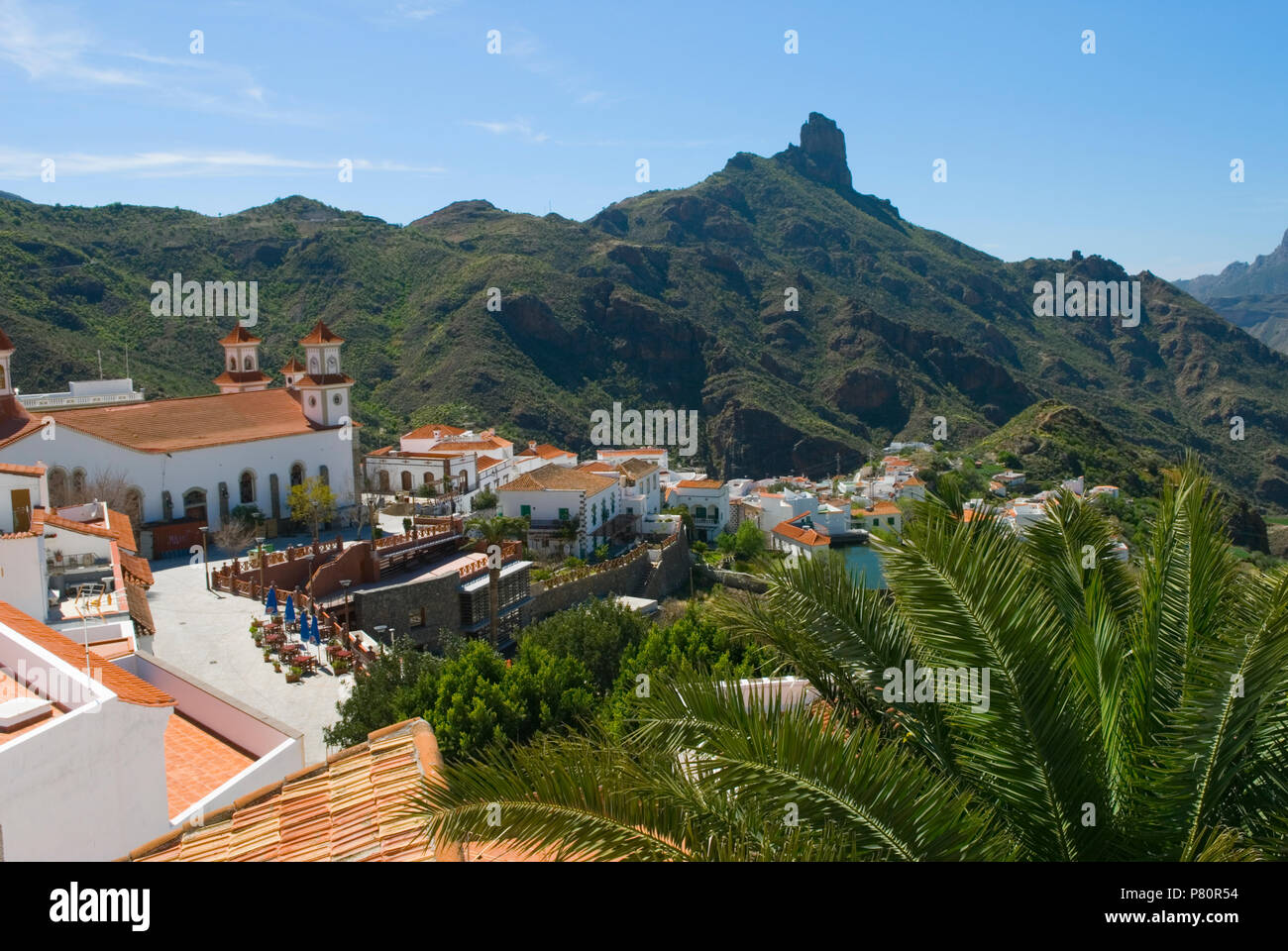 Vista su Tejeda e Roque Bentayga nel centro dell'isola di Gran Canaria Isole Canarie Spagna Foto Stock