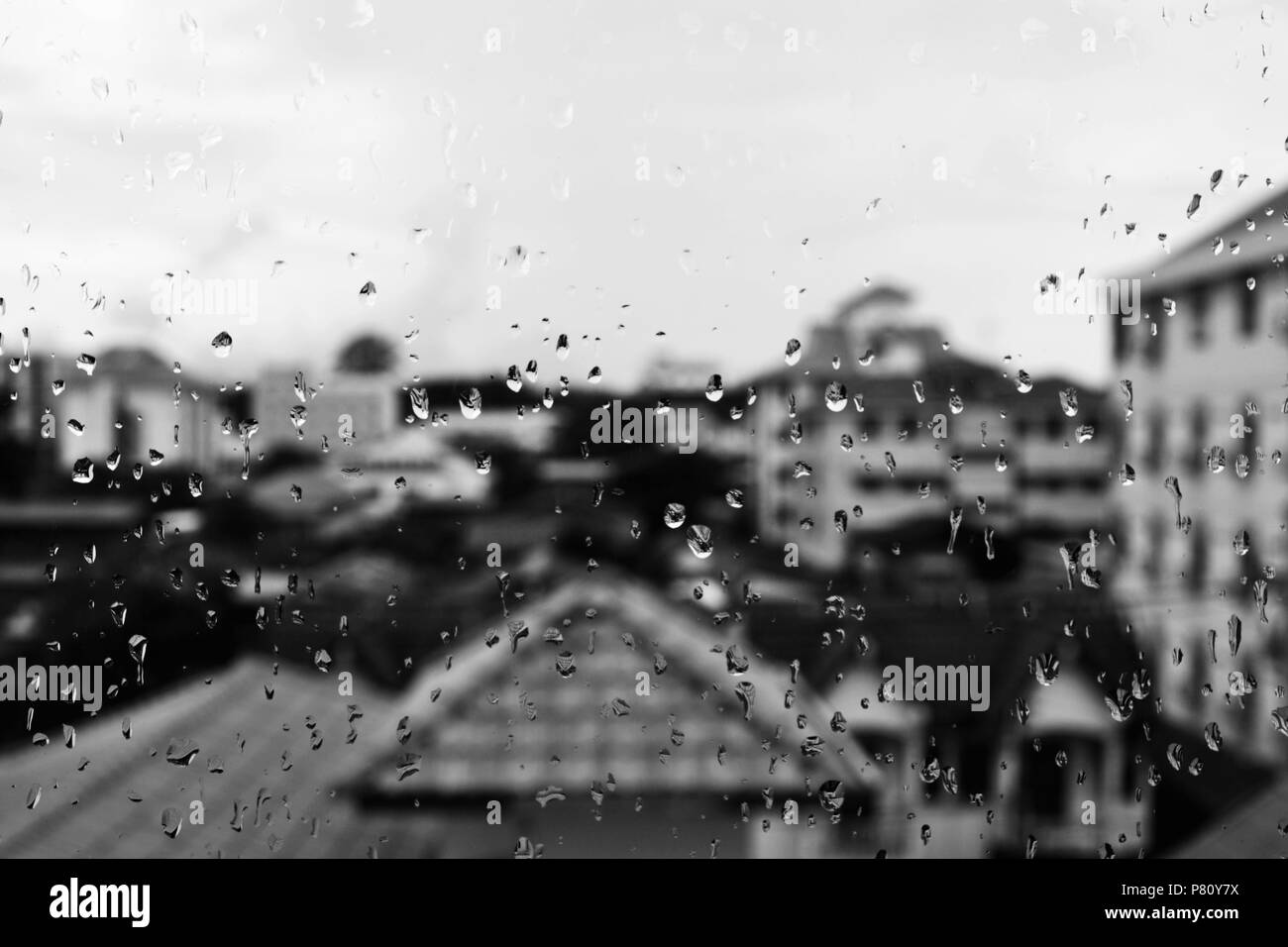 Le gocce di pioggia sul vetro sulla notte di heavy rain. Foto Stock