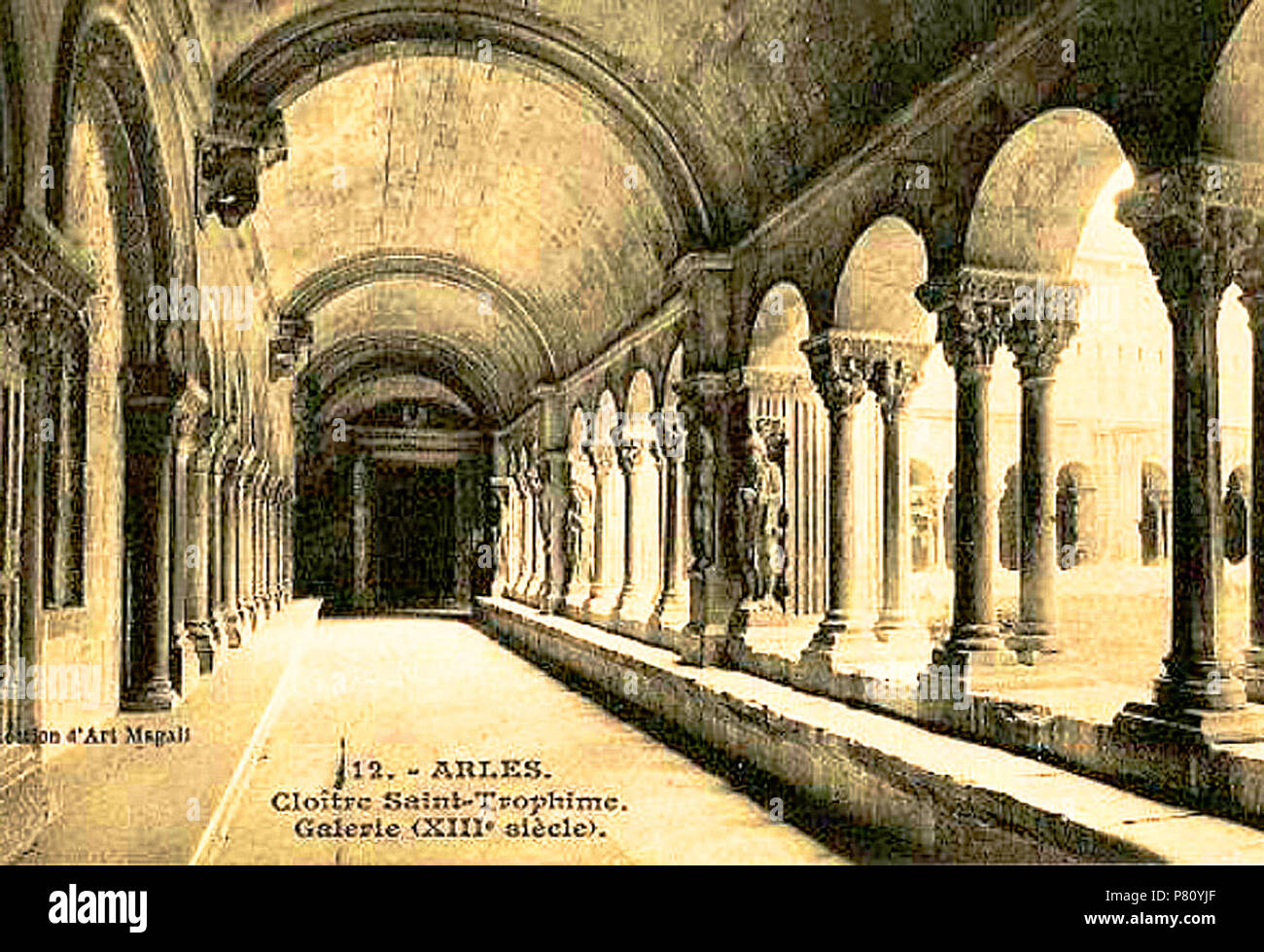 Français : Galerie du cloître de Saint-Trophime d'Arles XIIIe siècle . 3 Ottobre 2011 26 Arles St Trophine cloitre IIIe Foto Stock
