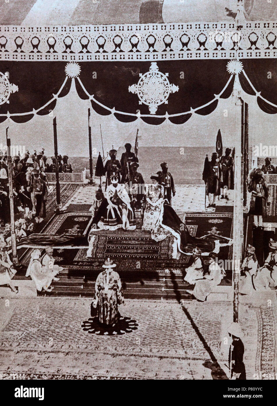 La Delhi Durbar del 1911, con il significato di "Corte di Delhi', era un indiano stile imperiale gruppo di massa organizzata dalla British a incoronazione Park, Delhi, India, per contrassegnare la successione di un Imperatore o Empress of India. Noto anche come Imperial Durbar, era tenuto per tre volte nel 1877, 1903 e 1911, all'altezza dell'Impero Britannico. Il 1911 Durbar era la sola che un sovrano, George V, a cui hanno partecipato. Il Nizam di Hyderabad rende omaggio all'imperatore e l'Imperatrice a Delhi Durbar, Dicembre 1911 Foto Stock