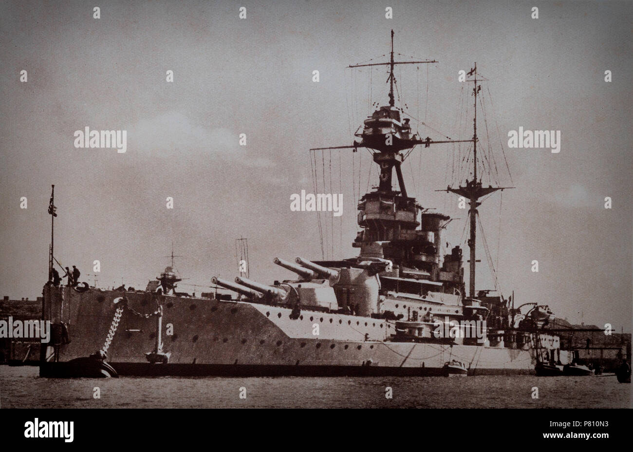 HMS Queen Elizabeth era la nave di piombo della sua classe di dreadnought battleships costruita per la Royal Navy nei primi 1910s, e spesso usato come una nave ammiraglia. Lei e gli altri super-dreadnought battleships erano prima del loro tipo di essere alimentato da olio invece di carbone, la Queen Elizabeth servita nella prima guerra mondiale come parte del grande flotta, ed era a bordo che la rinuncia della flotta tedesca è stata disposta nel novembre 1918. Foto Stock