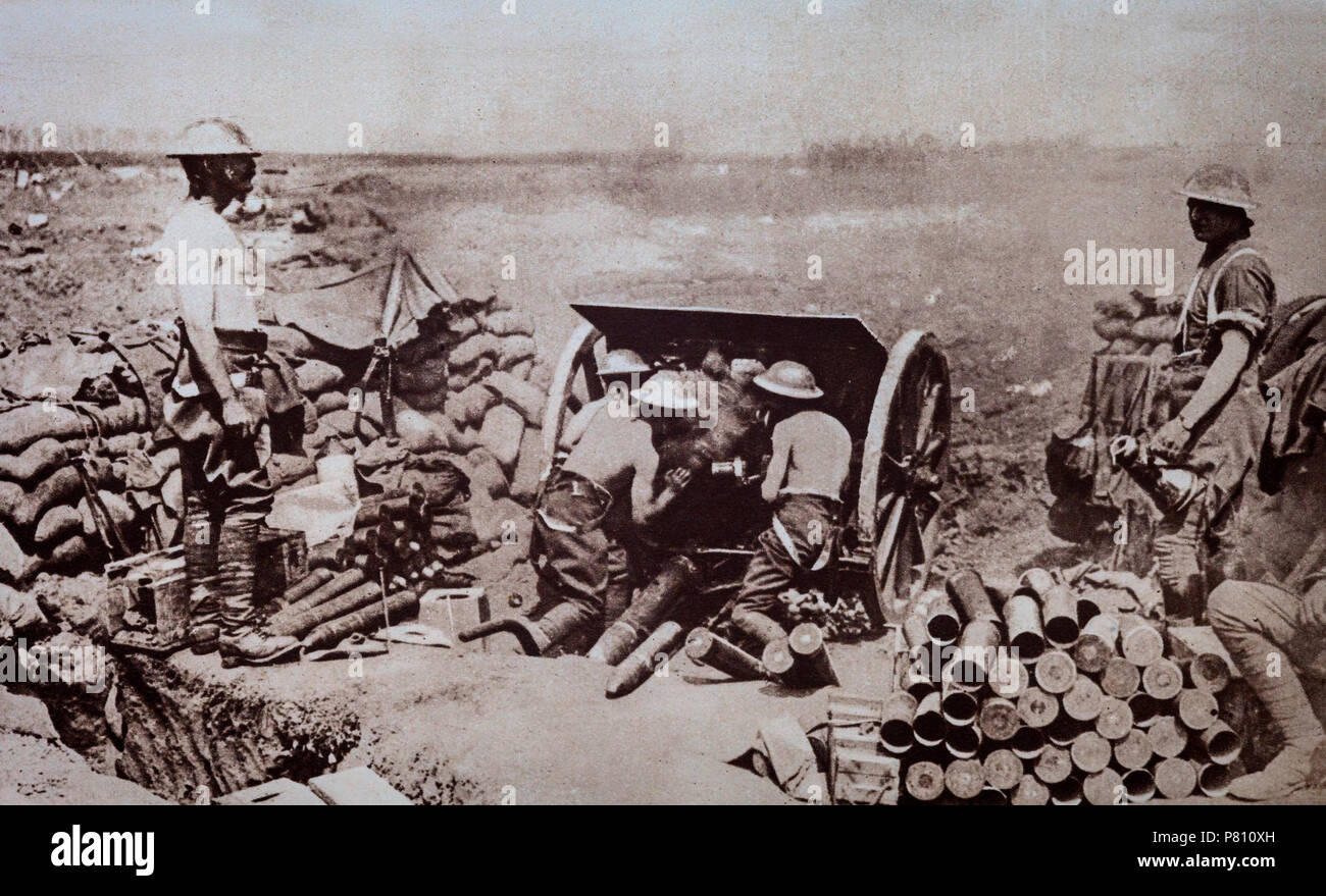 Soldati britannici manning un campo di pistola. Durante i primi mesi di guerra mondiale 1, le forze britanniche ha sofferto di una mancanza di munizioni. Lloyd George, allora ministro delle munizioni rivolta la situazione intorno e da metà-1916 gli alleati sono stati tenuti ben fornito. Foto Stock