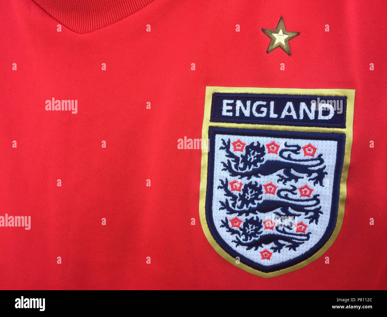 LONDON, Regno Unito - 8 Luglio 2018: Rosso Inghilterra National Football Shirt con tre emblema Lions Foto Stock