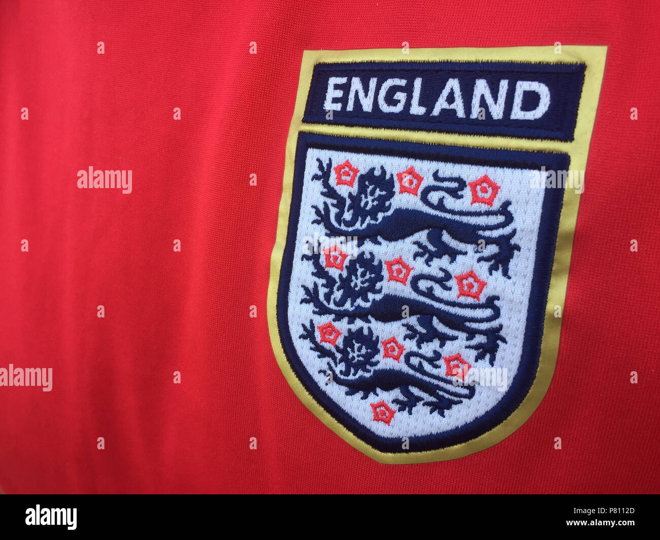 LONDON, Regno Unito - 8 Luglio 2018: Rosso Inghilterra National Football Shirt con tre emblema Lions Foto Stock