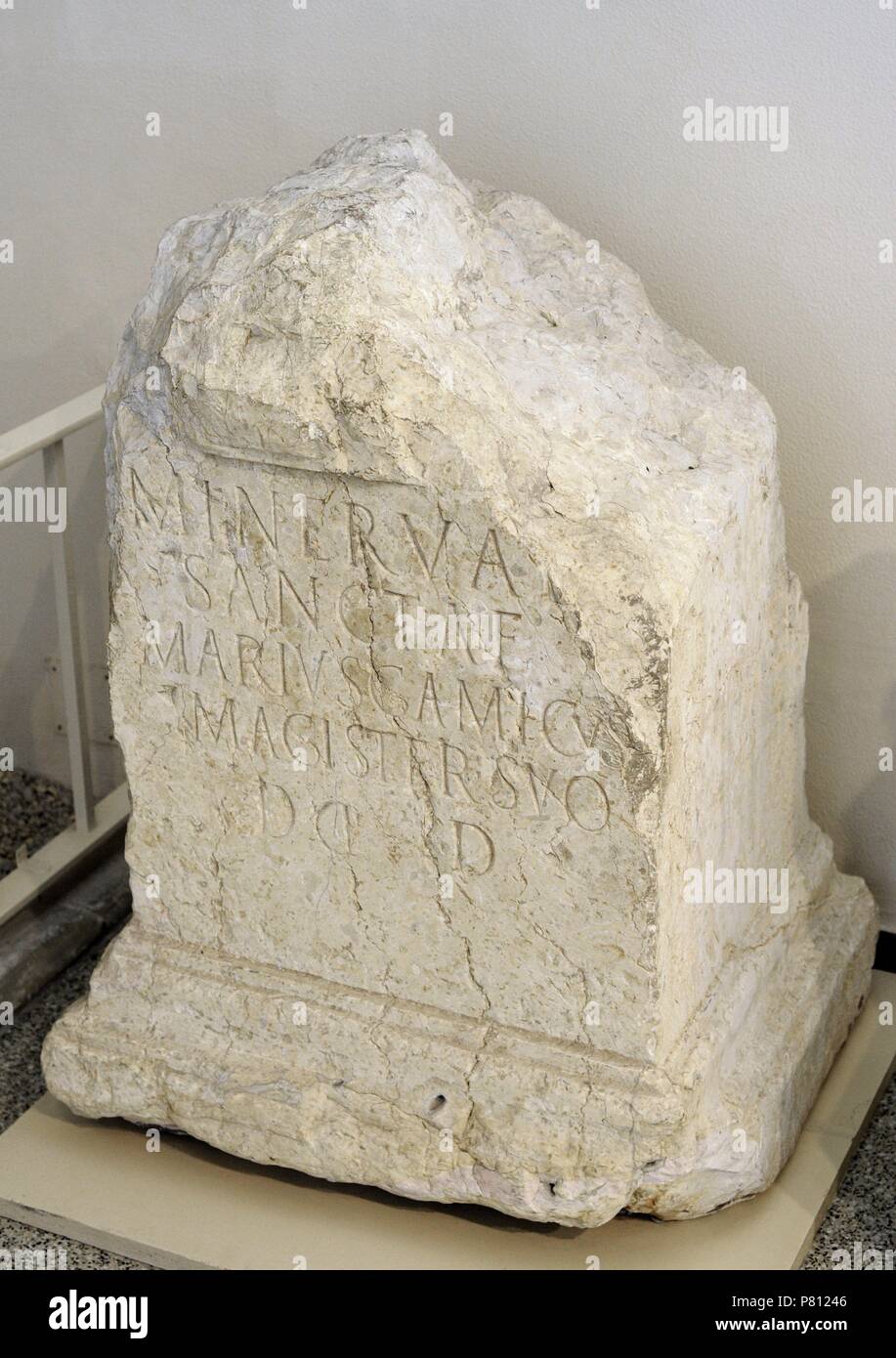 Ara di pietra consacrato alla dea Minerva. Dedicato da Marius Gamicus. Ii secolo D.C. Museo Archeologico Nazionale di Tarragona. Spagna. Foto Stock