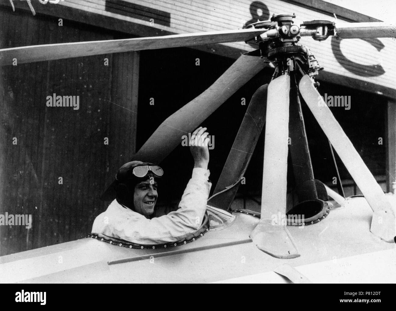Français : Roy Tuckett dans son nouvel autogyre. 1932 337 Roy Tuckett dans son nouvel autogyre Foto Stock