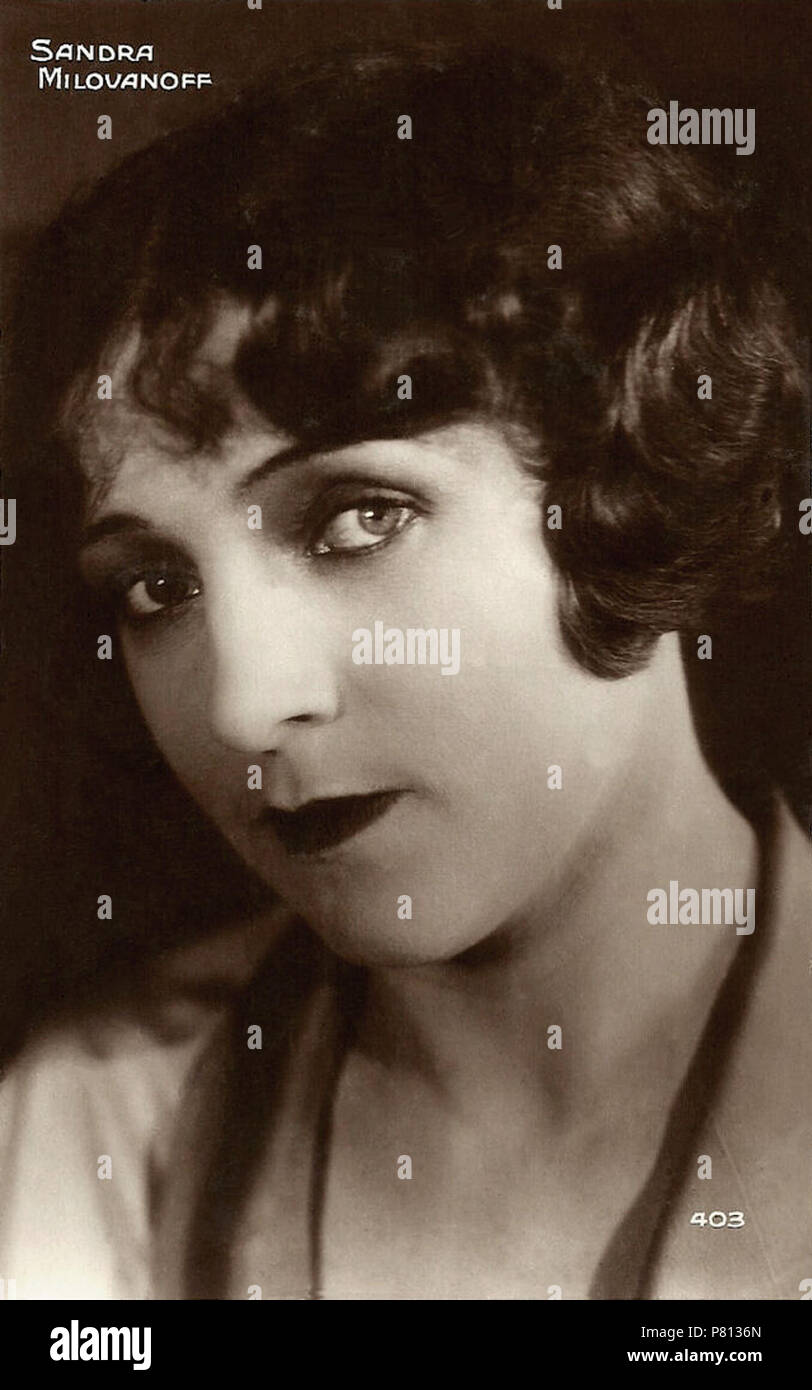 Inglese: Sandra Milovanoff (1892-1957) era un russo-nato attrice conosciuta per i suoi ruoli nel cinema francese, particolarmente durante l'era del muto. Lei non era una stella dopo la guerra e si ritirò nel 1950. Questa cartolina è di lei come una star - prima del 1940. 70 anni di regola si applica cartolina francese. Edizioni Cinémagazine n. 403. 31 Dicembre 1939 340 Sandra Milowanoff cartolina Foto Stock