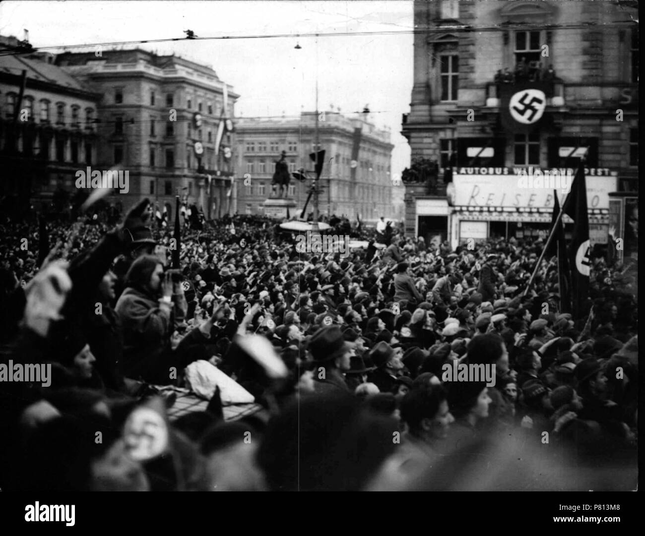 Inglese: Straßenszene in Wien, Schwarzenbergplatz. Marzo 1938 343 SchwarzenbergplatzDuranteAlAnschluss193803 Foto Stock