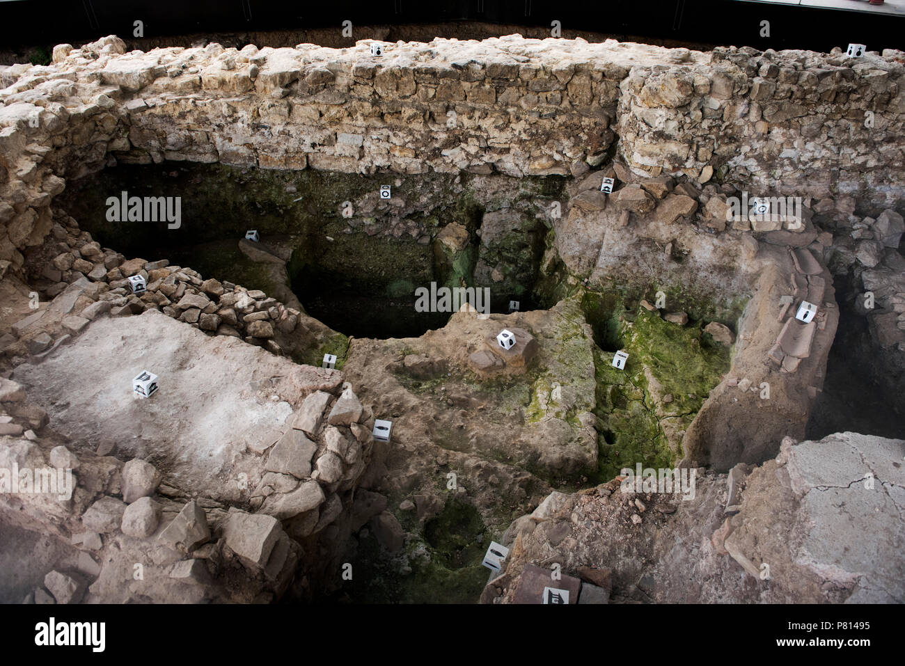Aachen Germania Giugno 2018 n numerosi, limitata area-lavoro di costruzione in passato, uno ha ripetutamente venire attraverso le tracce dei precedenti periodi di costruzione Foto Stock