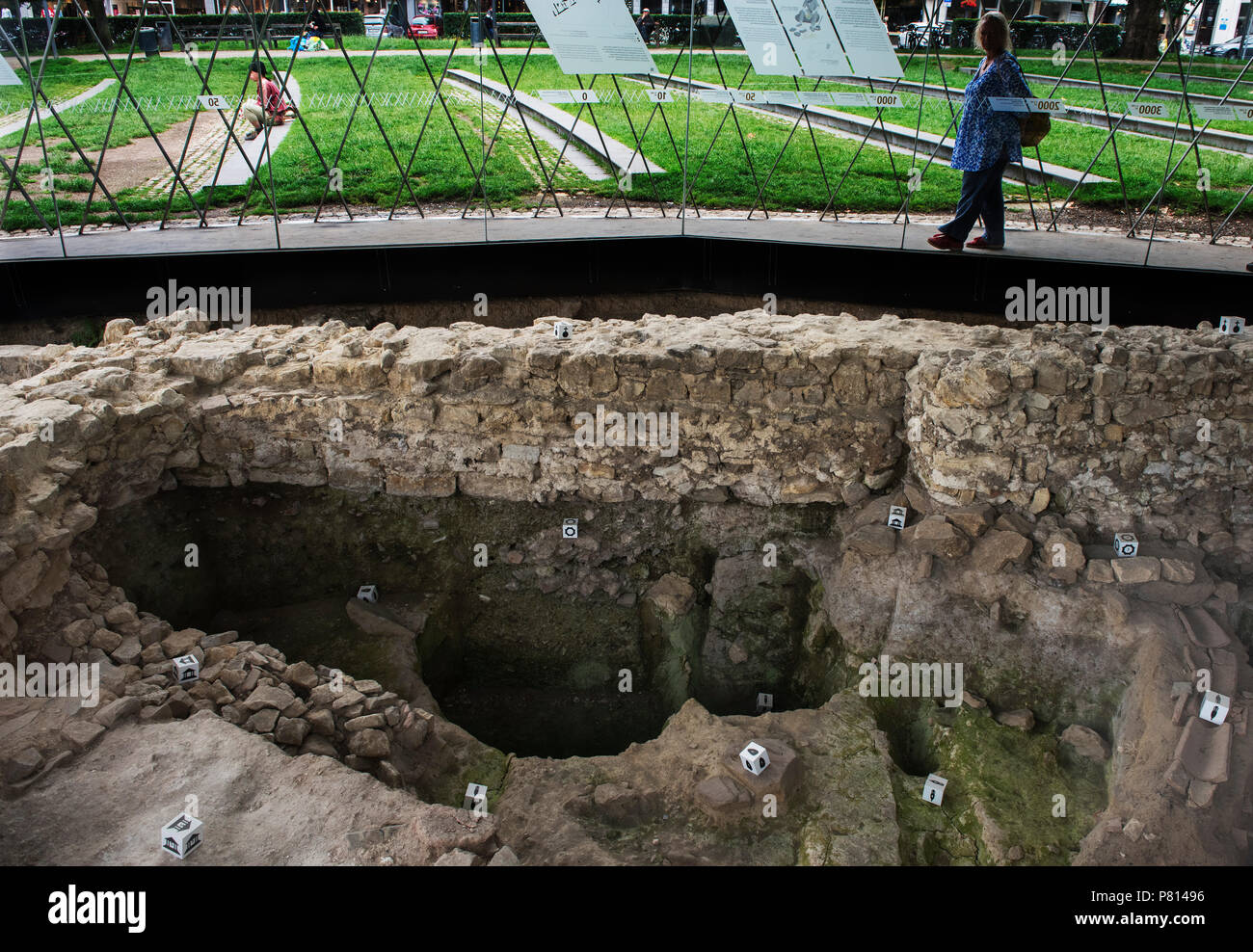 Aachen Germania Giugno 2018 n numerosi, limitata area-lavoro di costruzione in passato, uno ha ripetutamente venire attraverso le tracce dei precedenti periodi di costruzione Foto Stock