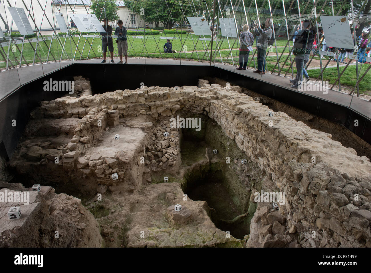 Aachen Germania Giugno 2018 n numerosi, limitata area-lavoro di costruzione in passato, uno ha ripetutamente venire attraverso le tracce dei precedenti periodi di costruzione Foto Stock