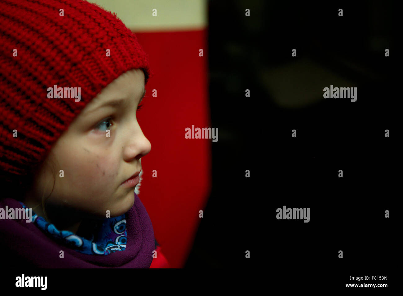 Ritratto di littles girll nel cappuccio rosso Foto Stock