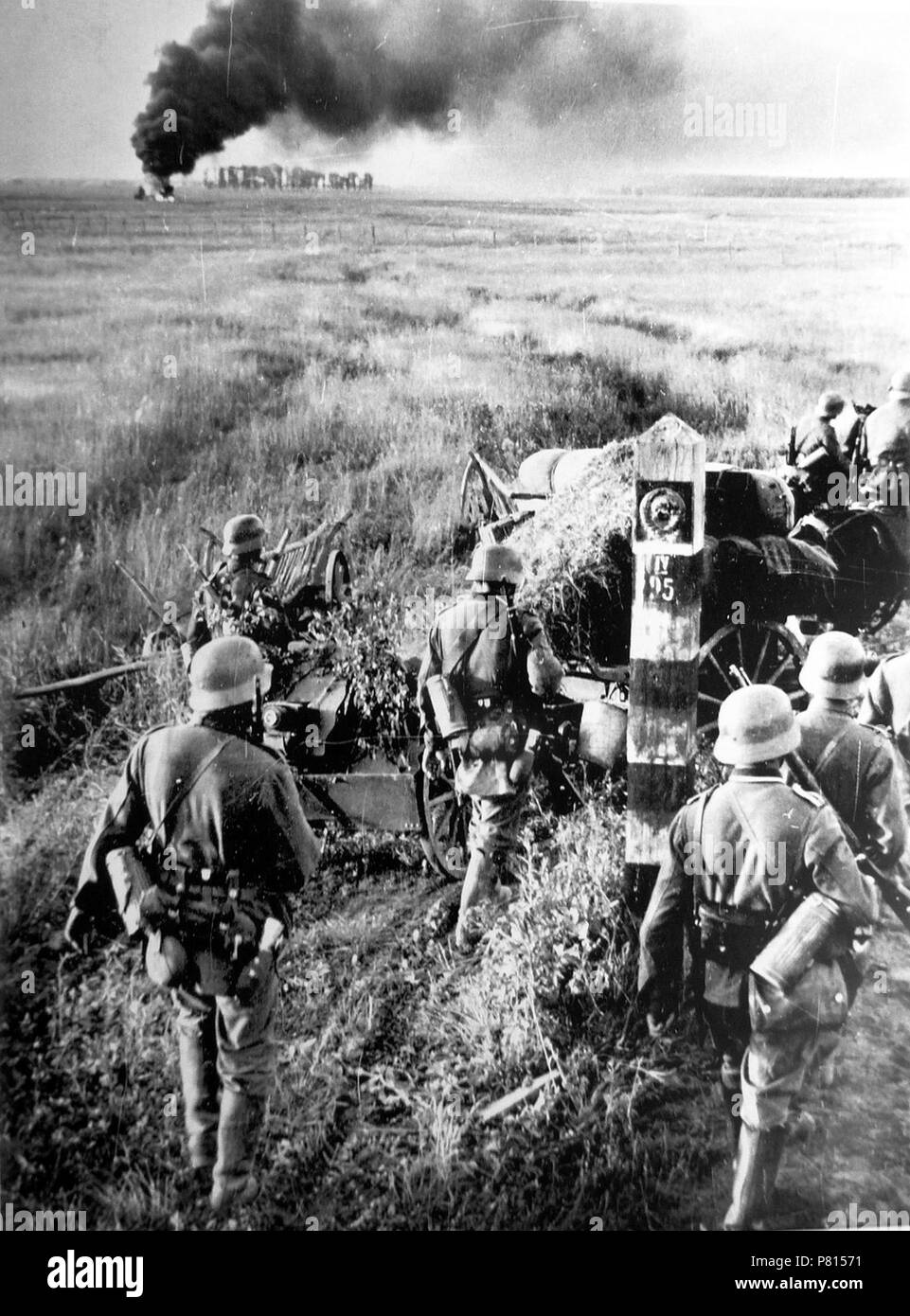 Inglese: truppe tedesche attraversando il confine sovietico durante il funzionamento Barbarossa. Русский: Немецкие войска пересекают советскую границу во время операции 'Барбаросса'. 22 Giugno 1941 172 truppe tedesche attraversando il confine sovietico Foto Stock