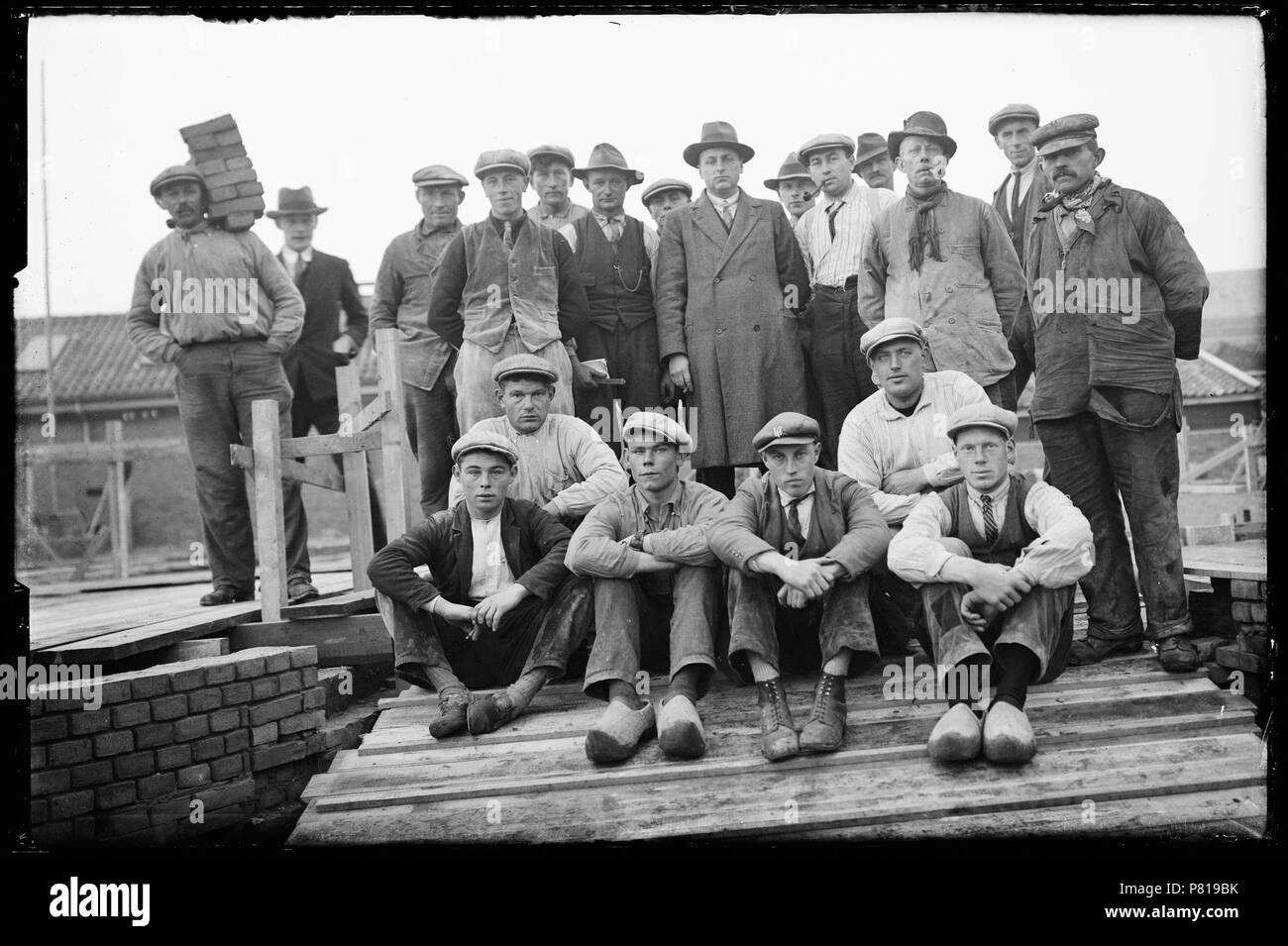 Groepsfoto incontrato bouwvakkers tijdens de bouw van de Zeevaartschool. Den Helder 1929 Catalogusnummer: RAA003012686 Collectie Regionaal Archief Alkmaar . 12 ottobre 2011, 19:06 54 Bouwvakkers Zeevaartschool (30826778580) Foto Stock