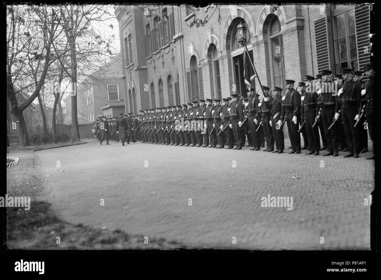 Opstelling van een compagnie adelborsten incontrato vaandel voor het Koninklijk Instituut voor de Marine. Links staan de tamboers en pijpers van de Stafmuziek gereed voor een rondgang door de stad Den Helder 1925 Catalogusnummer: RAA003012835 Collectie Regionaal Archief Alkmaar . 12 ottobre 2011, 21:35 96 Compagnie adelborsten (30945028380) Foto Stock