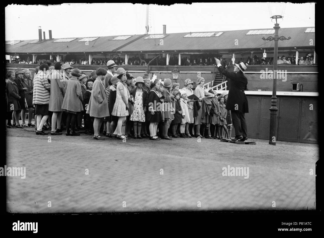 Een meisjeskoor onder leiding van een dirigent zingt bij het Wachtschip op de verjaardag van prinses Juliana Den Helder 30-4-1936 Catalogusnummer: RAA003012841 Collectie Regionaal Archief Alkmaar . 12 ottobre 2011, 21:37 265 Meisjeskoor (31199052081) Foto Stock