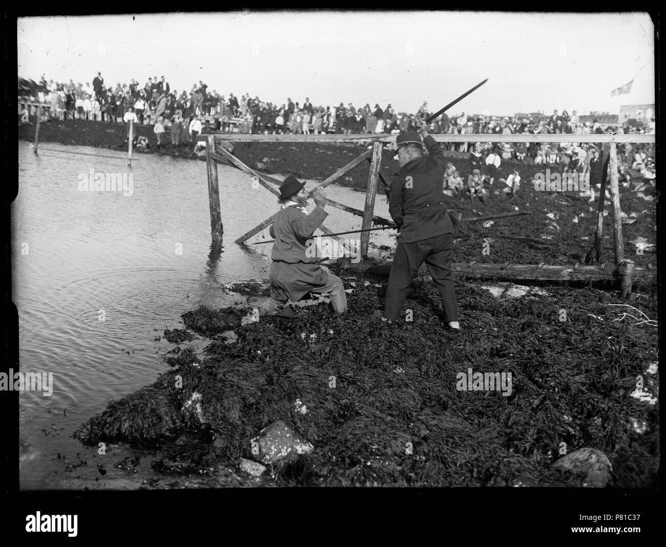 Evenement met twee acteurs bij het acqua en veel toeschouwers op de dijk naast het clubgebouw van HZV Heldersche Zwemvereeniging Den Helder 1930 Catalogusnummer: RAA003012897 Collectie Regionaal Archief Alkmaar . 14 ottobre 2011, 16:42 189 Heldersche Zwemvereeniging (31201732661) Foto Stock