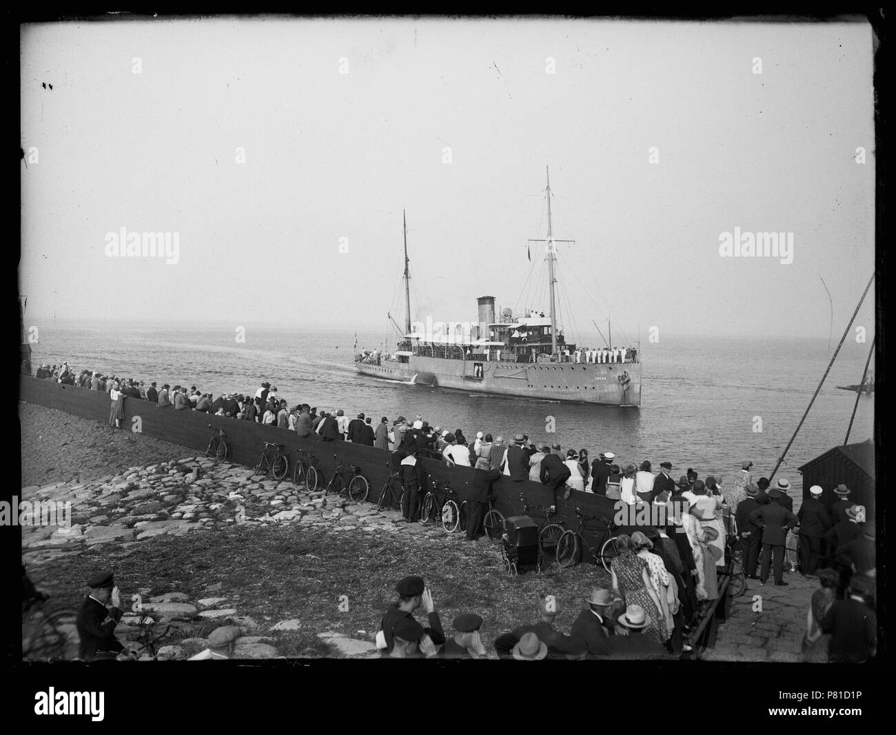 H. La sig.ra Arend arriveert van en reis uit West-Indië, met veel toeschouwers aan wal Den Helder 5-8-1931 Catalogusnummer: RAA003012957 Collectie Regionaal Archief Alkmaar . 14 ottobre 2011, 18:22 199 h. La sig.ra Arend (30965581120) Foto Stock