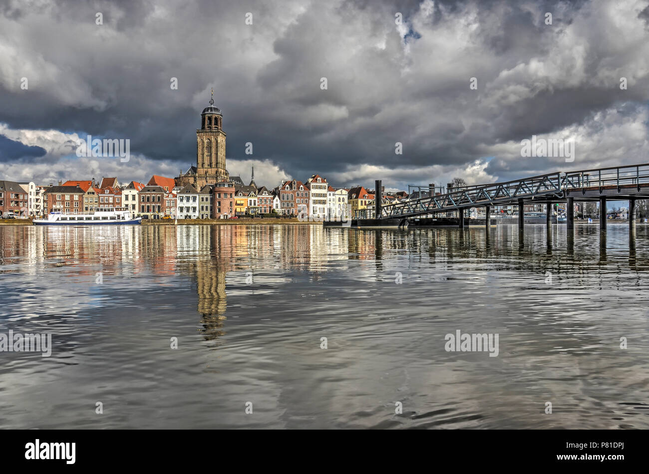 La città di Deventer, i Paesi Bassi e il suo nuovo molo dei ferry riflettendo nelle calme acque del fiume IJssel Foto Stock