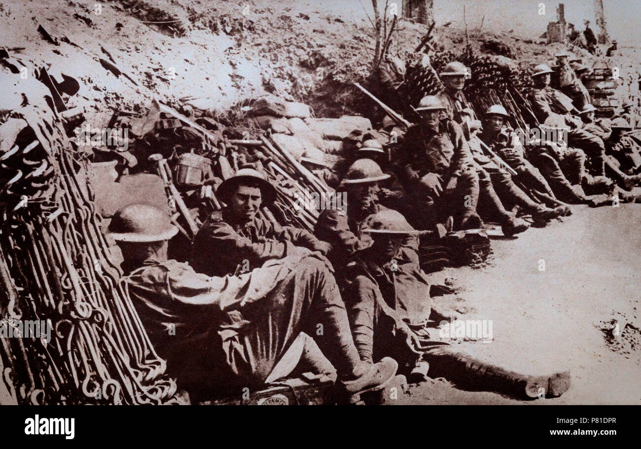 Anzacs, Australia e Nuova Zelanda truppe, eroi di Gallipoli gli sbarchi di prendere un meritato riposo. Sono solo alcune delle molte truppe dai territori dell'impero che servito nella guerra mondiale 1. Foto Stock