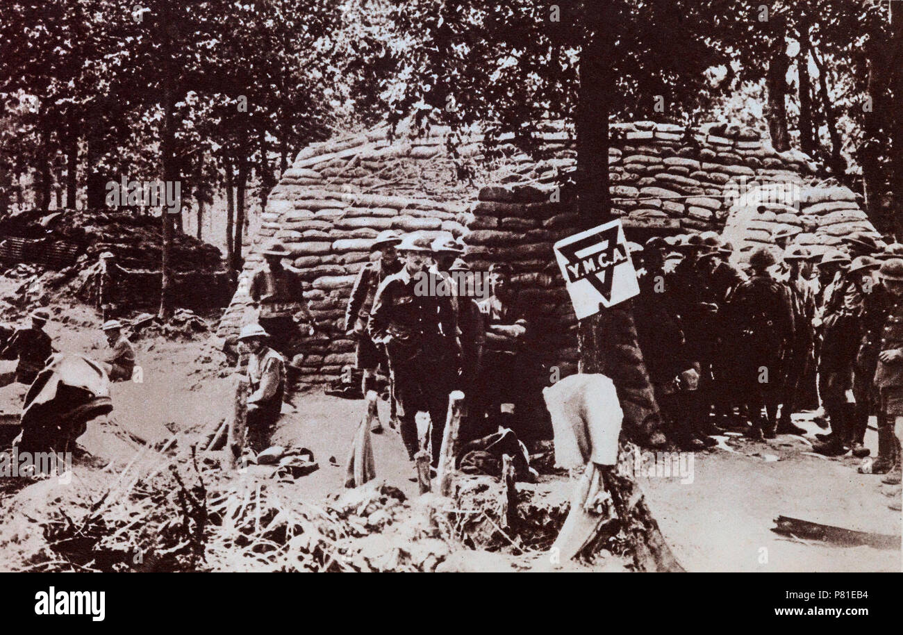 La prima guerra mondiale ha segnato un cambiamento di paradigma nel modo in cui i leader militari concettualizzato in programmi che affrontano le esigenze umane del loro personale. Programmi e servizi pensati dall'YMCA, ha sviluppato e fornito morale, benessere e ricreazione (MWR) attività; riposo e ricreazione (R&R) programmi per la battaglia di soldati stanchi e mense e oltremare scambi azionati nel corso della prima guerra mondiale modernizzate che il concetto di scambio. Le mense forniscono sigarette inglese, un pasto cucinato e talvolta anche strutture per la lettura e la scrittura. Foto Stock