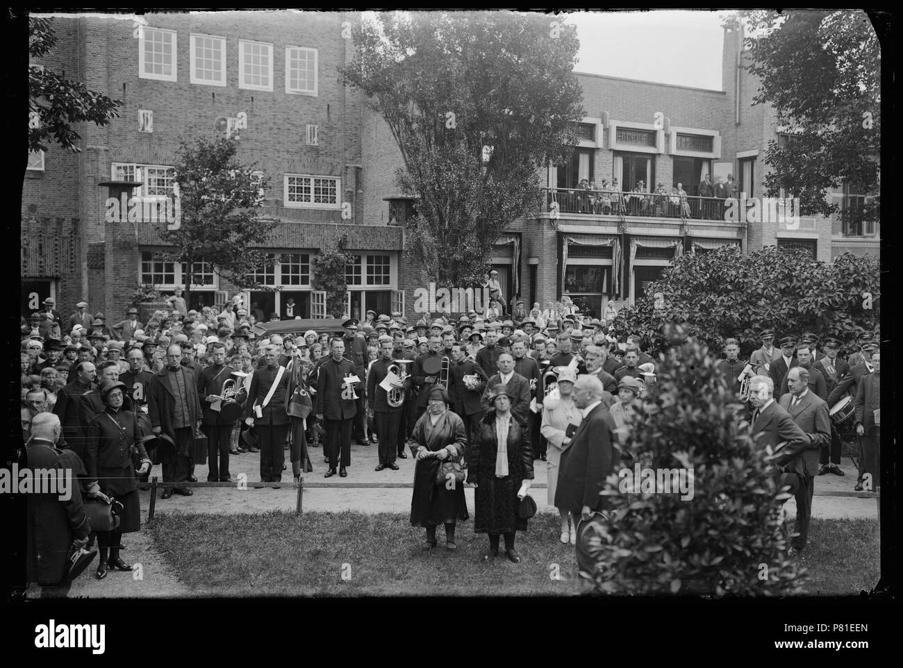 Leger des Heils incontrato toeschouwers tijdens een evenement achter de Burcht, matrozenbondsgebouw (van architetto Piet Kramer uit 1914) aan Julianaplantsoen. Rechts Kebelhuis zalencomplex Den Helder 1930 Catalogusnummer: RAA003012807 Collectie Regionaal Archief Alkmaar . 12 ottobre 2011, 21:09 243 Leger des Heils (31335266215) Foto Stock
