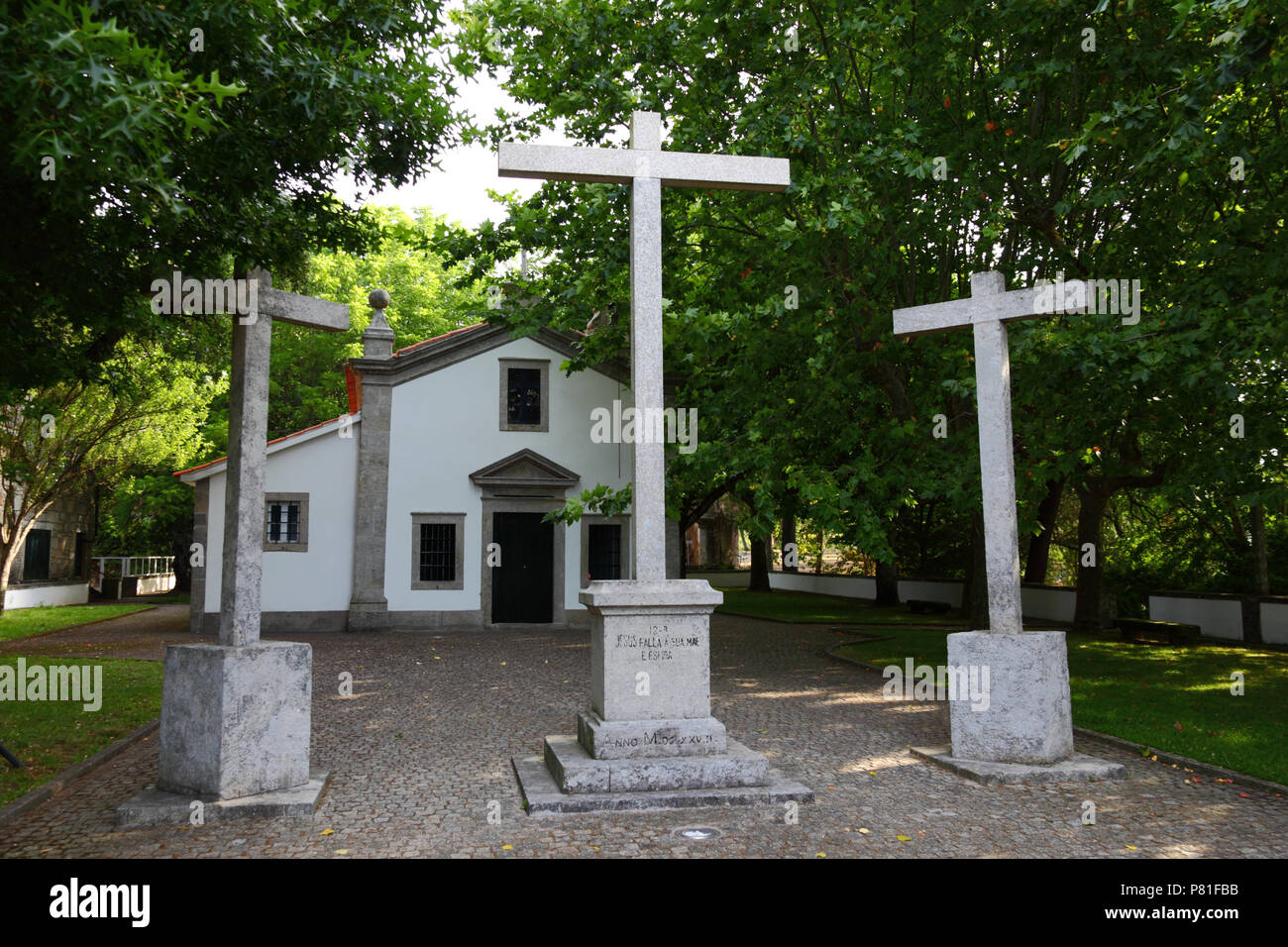 Cappella e 3 croci alla fine delle stazioni della Via Crucis, Monte do Calvario, Vila Praia de ancora, Provincia del Minho, Portogallo settentrionale Foto Stock