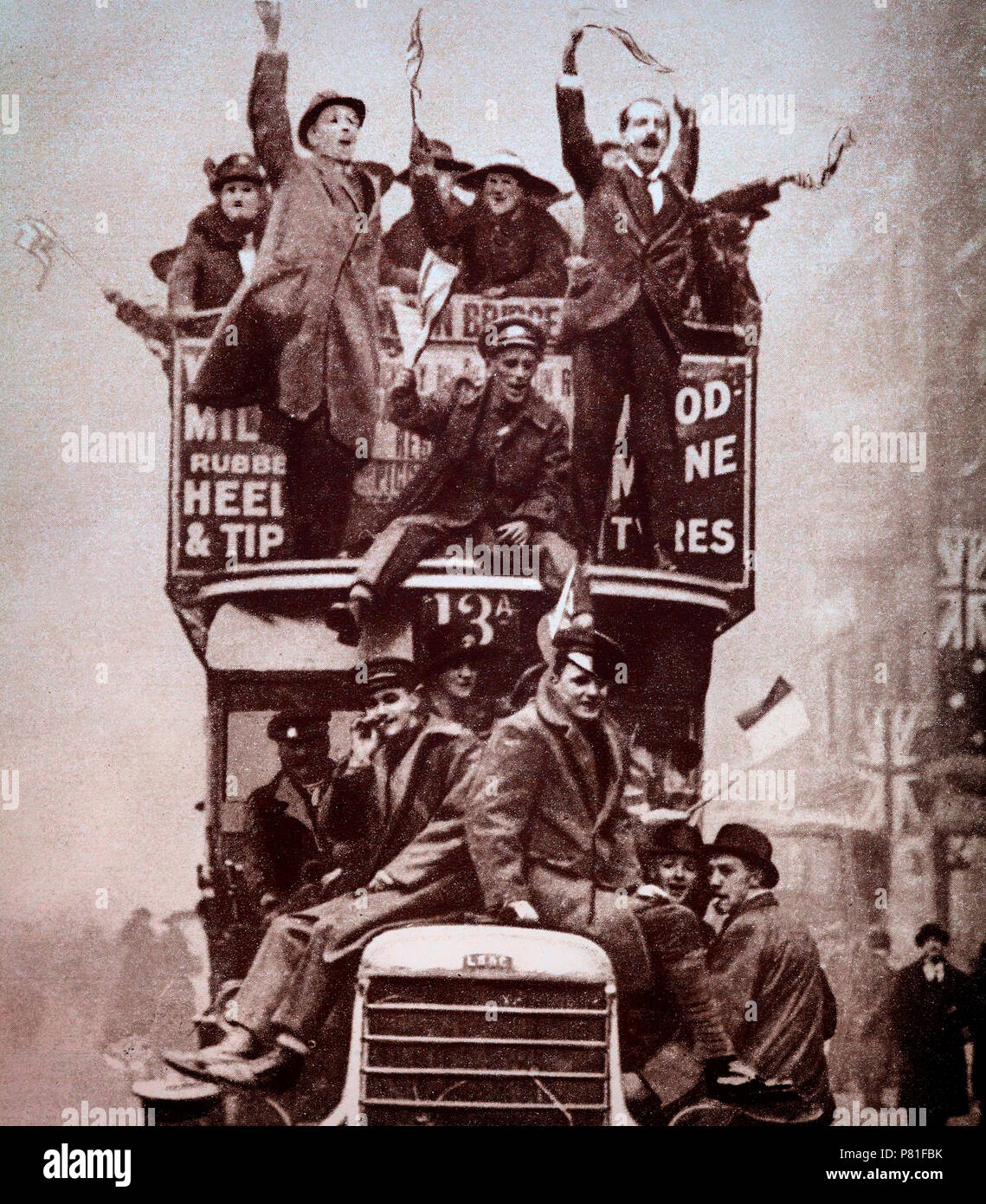 Scene di jubliation e gioia in Gran Bretagna a seguito della firma dell'armistizio del 11 novembre 1918. Chi potrebbe fare così sono saliti sul bus, auto e tram per partecipare alle celebrazioni. Foto Stock