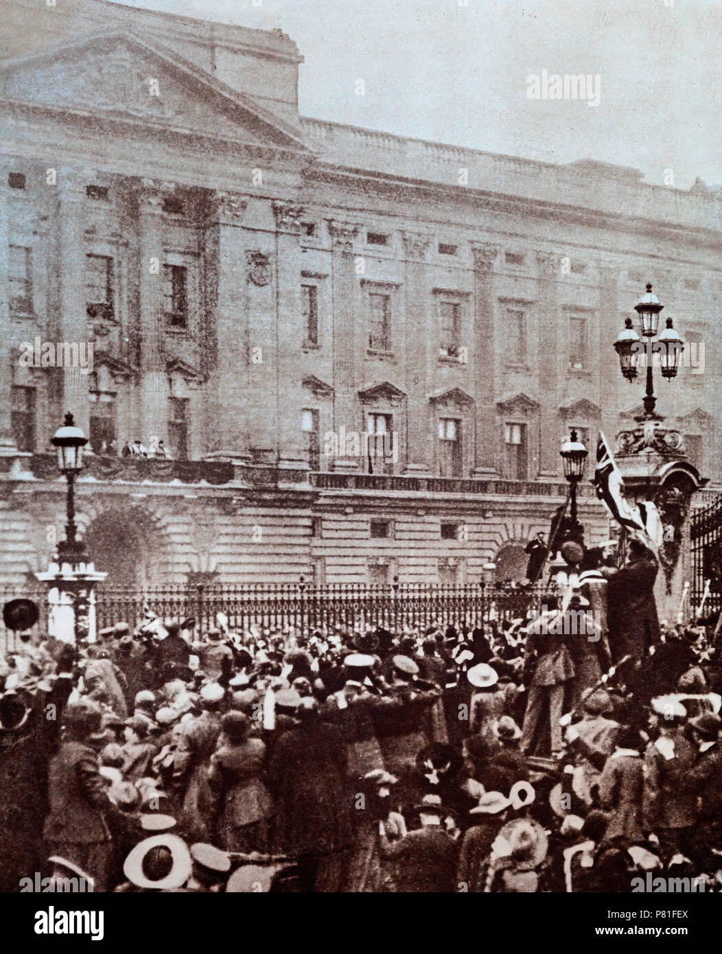 Scene di jubliation e joyas folle allegria la famiglia reale sul balcone di Buckingham Palace dopo la firma dell'armistizio del 11 novembre 1918. Foto Stock