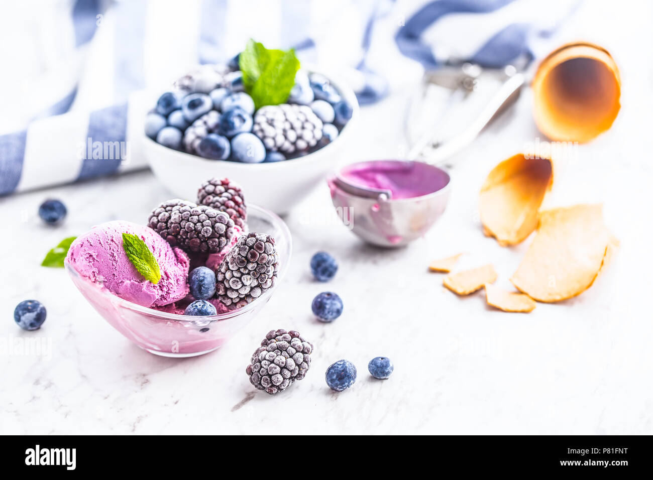 Mirtillo e blackberry gelati in vaschetta con frutti congelati. Foto Stock