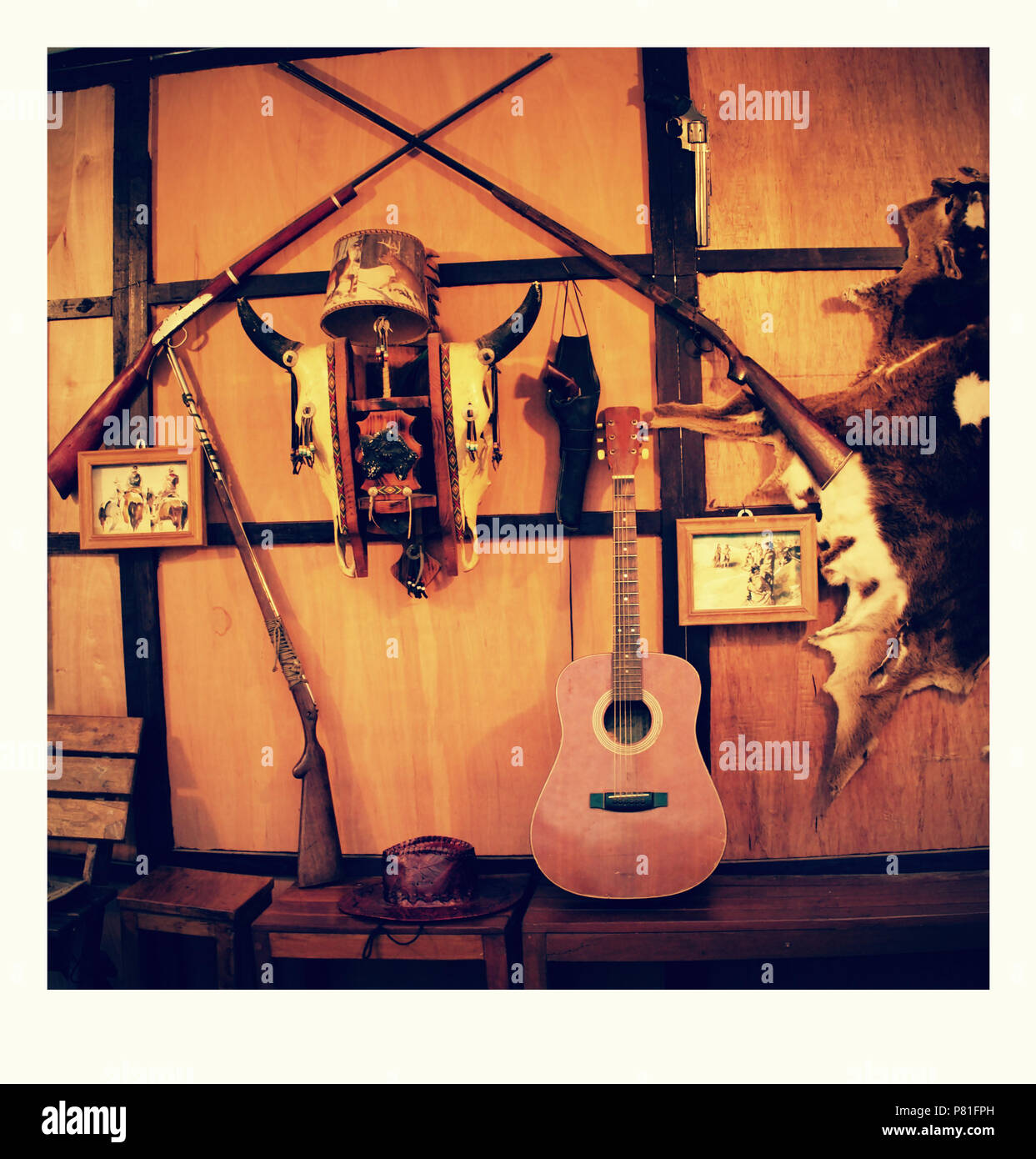 Chitarra in casa del Cowboy con molti home decorativi Foto Stock