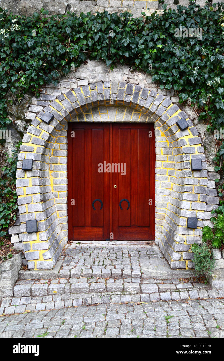 A forma di ferro di cavallo porta nel muro di pietra, Vila Praia de ancora, Provincia del Minho, Portogallo settentrionale Foto Stock