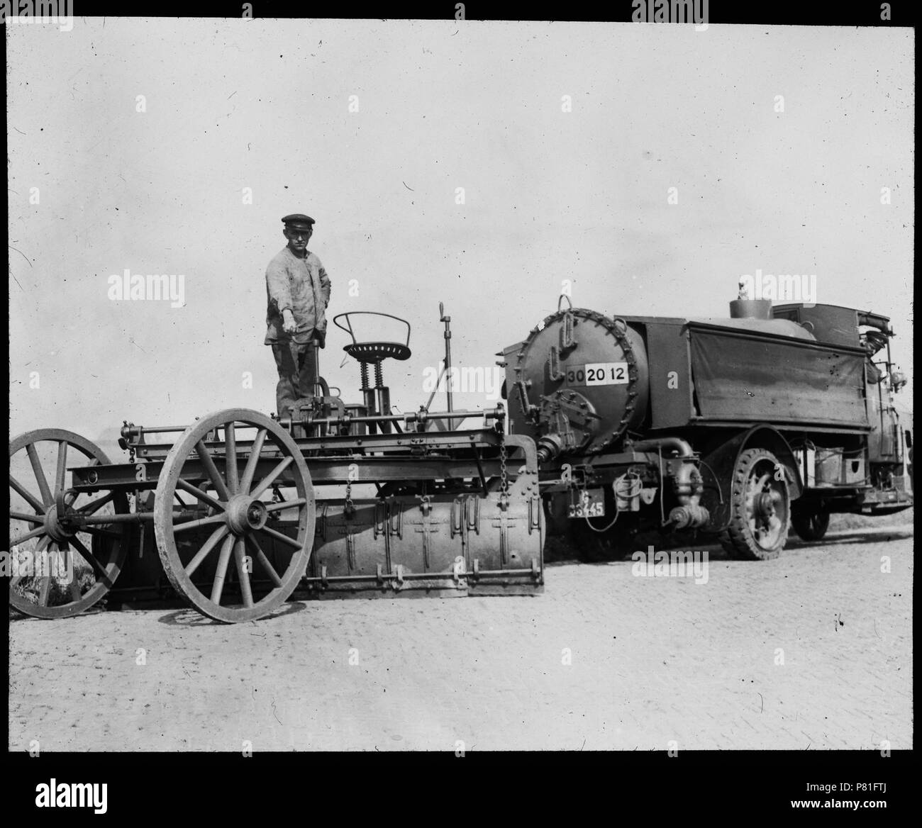 Sneeuwschuiver gemonteerd achter een tankauto Den Helder 1930 Catalogusnummer: RAA003012983 Collectie Regionaal Archief Alkmaar . 17 ottobre 2011, 15:23 349 Sneeuwschuiver (31298595176) Foto Stock