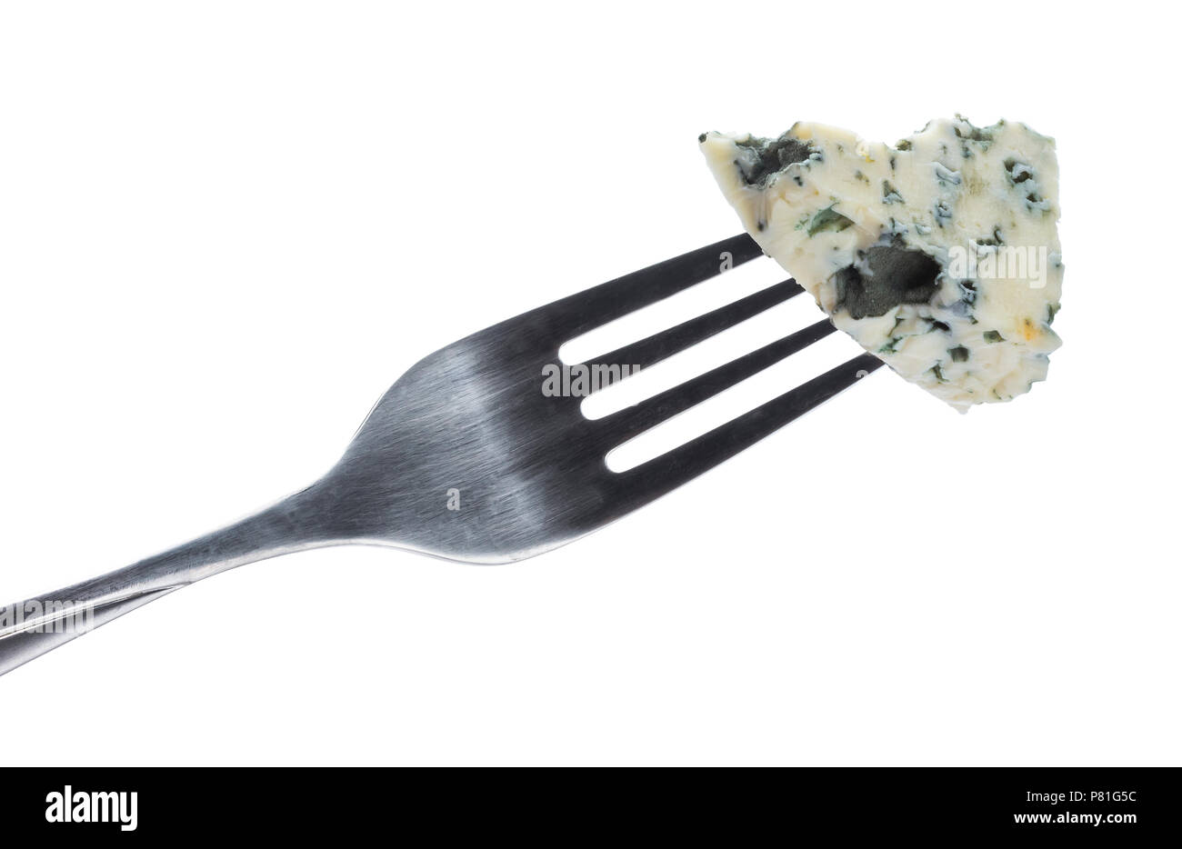 Danese formaggio blu sulla forcella isolato su sfondo bianco con tracciato di ritaglio Foto Stock