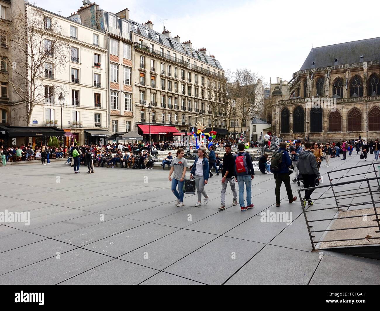 Persone affollate intorno a Stravinsky Fontana Stravinsky quadrato in un sabato. Parigi, Francia. Foto Stock