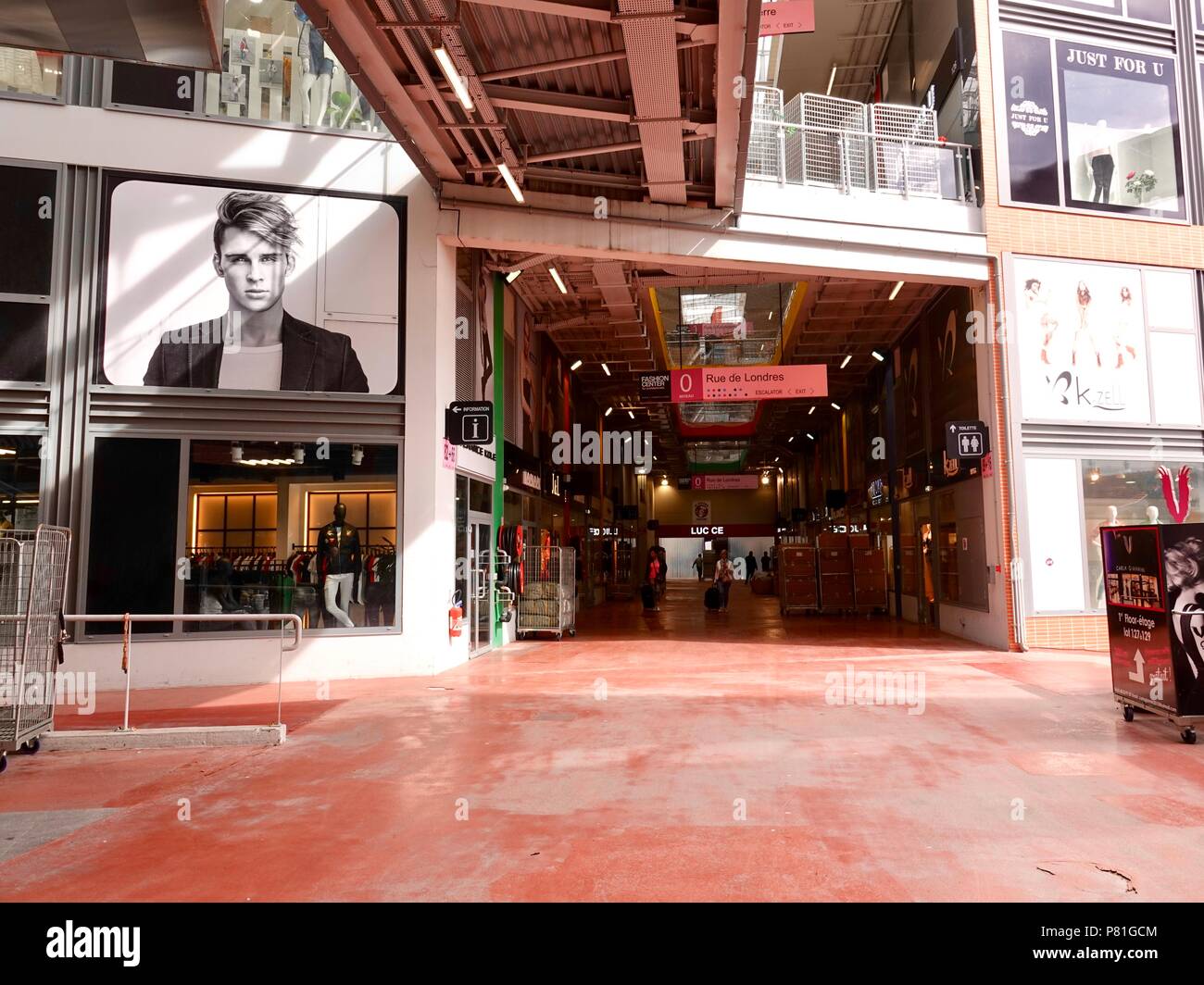 Commerciale, commercio all'ingrosso di Parigi ai negozi di moda Fashion Centre. Fatturato come il più grande ingrosso moda mall in Europa. Aubervilliers, Francia. Foto Stock