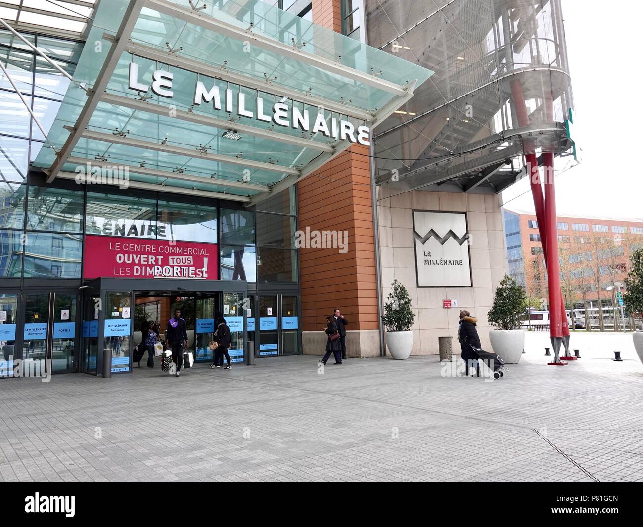 Fuori dell'entrata per le Millénaire mall, il centro commerciale nel sobborgo di Parigi di Aubervilliers, Francia. Foto Stock