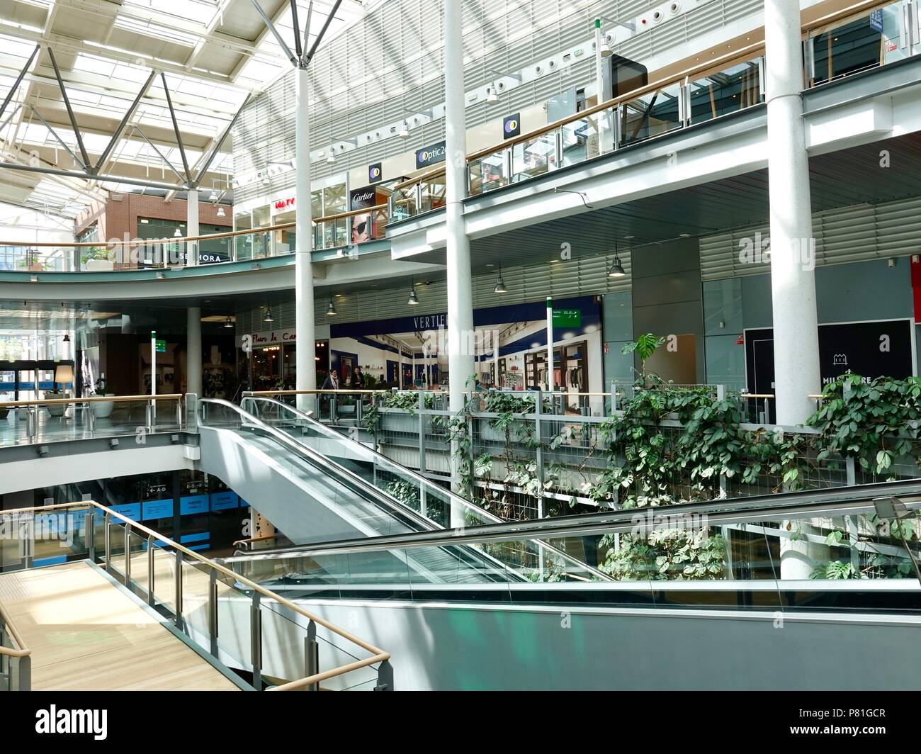Interno del Le Millénaire mall, il centro commerciale nel sobborgo di Parigi di Aubervilliers, Francia. Foto Stock