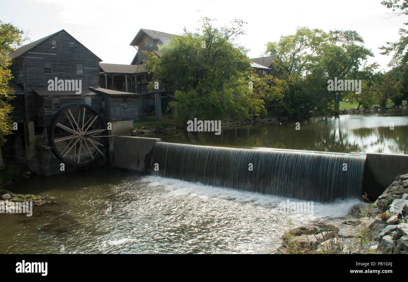 Il piccolo fiume di piccione fluisce da un vecchio mulino di grano in Pigeon Forge Tn Foto Stock