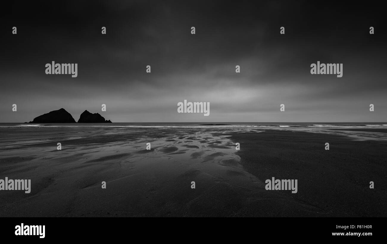 Cielo scuro come il sole tramonta su un wintery Holywell Bay. Adottate il 8 gennaio 2018. Canon 5DMK3 Canon 17-40mm l Foto Stock