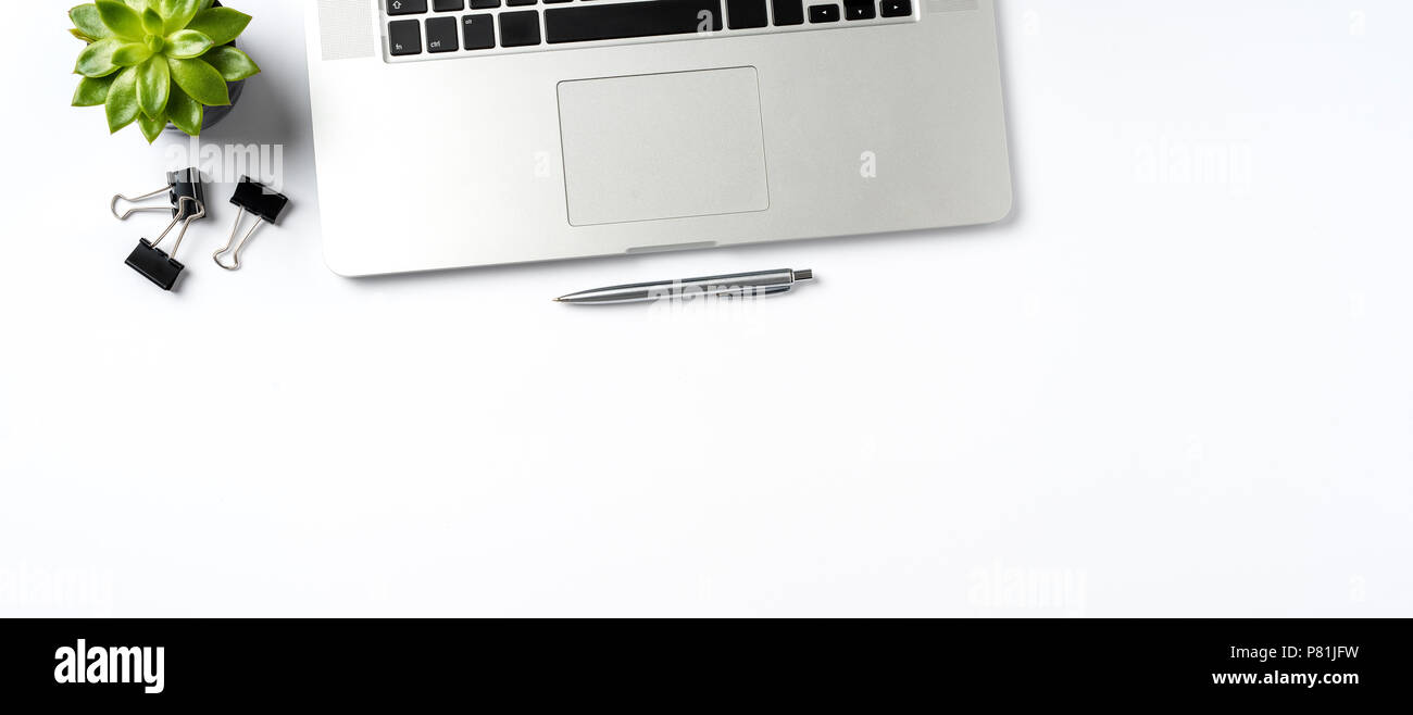 Laptop moderno e accessori su sfondo bianco Foto Stock