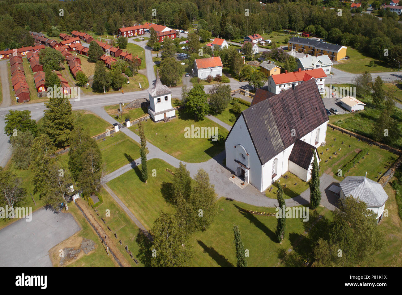 Lovanger, Svezia - 21 Giugno 2018: Veduta aerea della chiesa Lovanger con la sua chiesa cittadina in background. Foto Stock