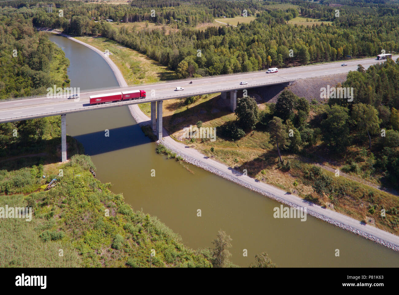 Norsholm, Svezia - Luglio 5, 2018: vista aerea del ponte di Norholm (348 m di lunghezza, 22 m di altezza) con la superstrada E4 attraversando la Gota canal. Foto Stock