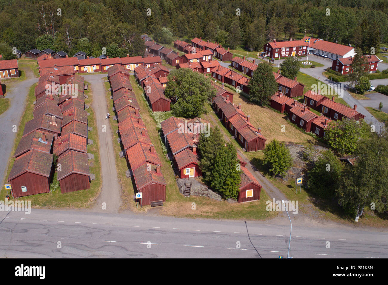 Lovanger, Svezia - 21 Giugno 2018: vista aerea del rosso capanne in legno conosciuta come la chiesa Lovanger città. Foto Stock