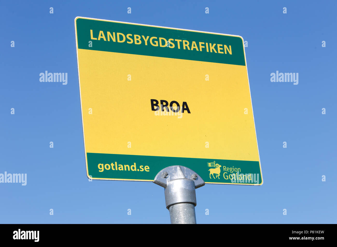Broa, Svezia - 13 Maggio 2016: chiudere fino alla fermata dell'autobus segno a Broa al Faro Isola in provincia svedese di Gotland. Foto Stock