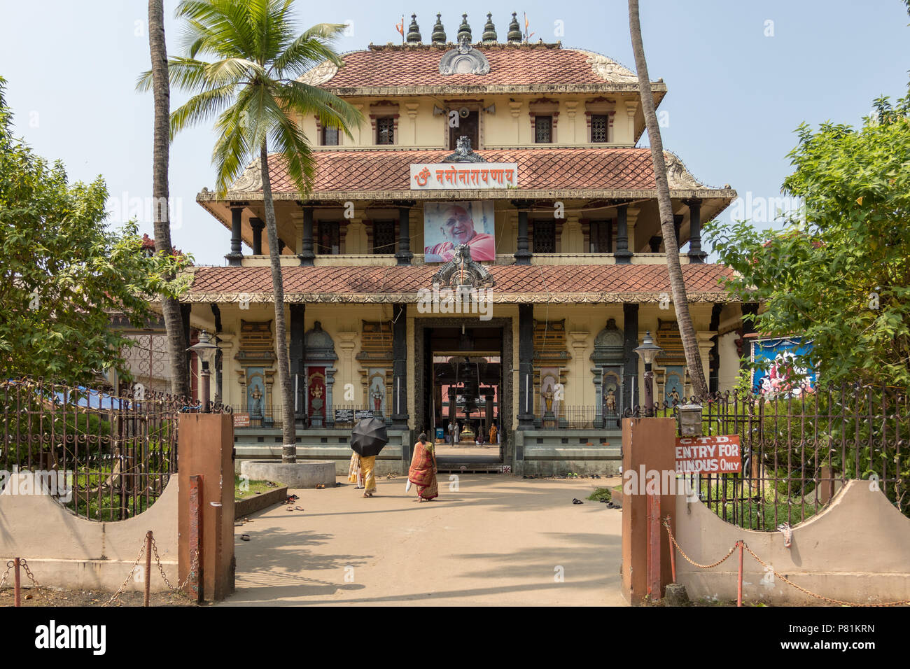Fort Kochi, India - 16 Novembre 2017: una vista di un interno occupato tempio indù di Fort Cochin Foto Stock
